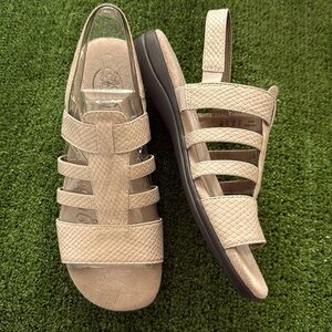 LifeStride Simply Comfort Women's Tan Flat Sandals. Very Good Condition. Size 8M